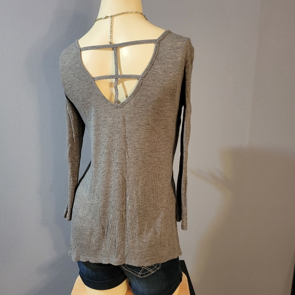 Junior's MUDD Gray Shark Bite Ladder V-Neck Tee - Picture 5 of 7